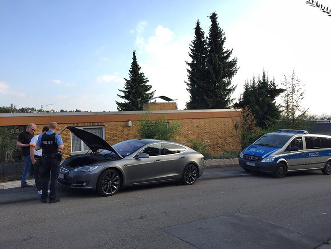tesla-polizei.jpg