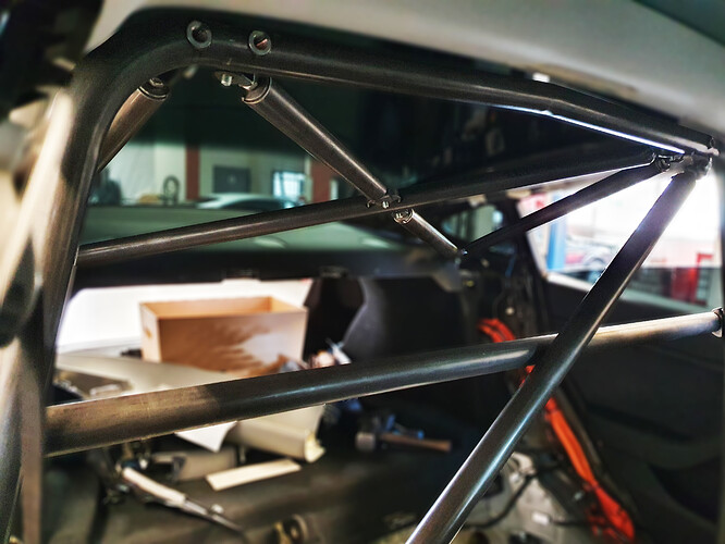 Tesla_Model3_Clubsportkäfig_verschraubt_rohbau