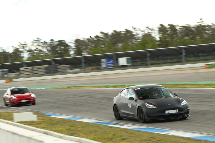 Trackday_TESLA_lautlos_lr_rot