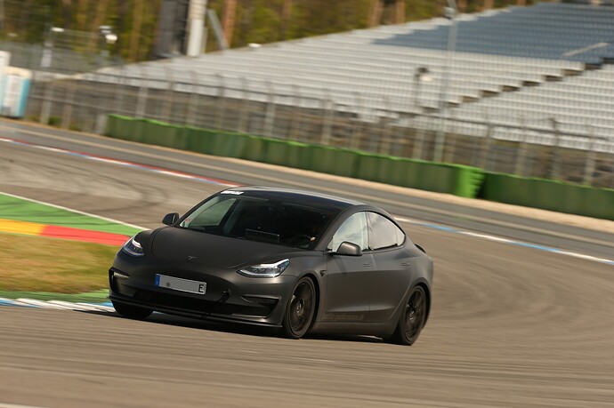 Tesla_Model3_Trackpackage2_hockenheimring_kurve_seitlich