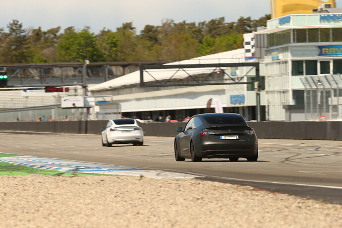 Trackday_TESLA_lautlos_performance_weiß_heckansicht