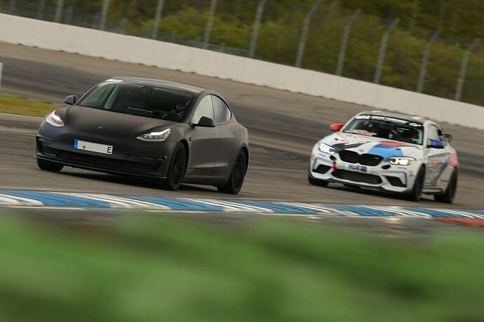 Tesla_Model3_Trackpackage2_hockenheimring_kurve_seitlich_bmw_m2