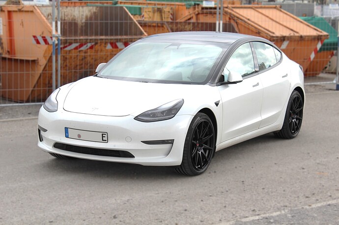 Tesla_model3_lr_refresh_japanracing_jr11_schräg_seitenansicht_kontrast
