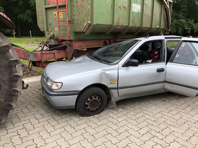 Fahrzeug_unter_Schlepper.jpg