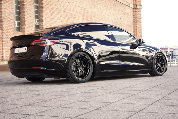 Tesla_Model3_SR_KW_V3_japanracing_sl01_carbonspoiler_heckansicht
