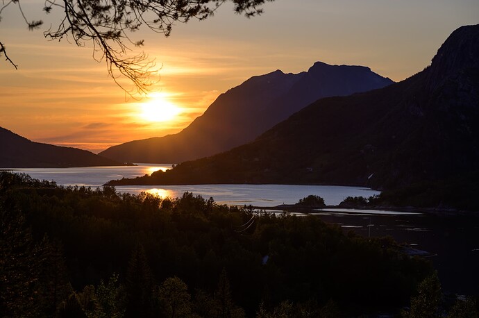 Mitternachtssonne am Morsdalsfjord