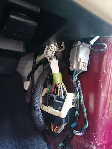 Beifahrerseite Fussraum_vorgelagerte Stecker